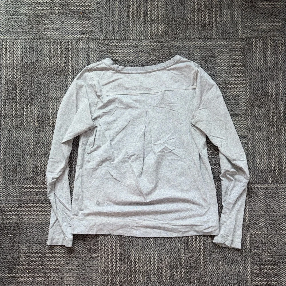 Lululemon Athletica Light Gray Long Sleeve Top